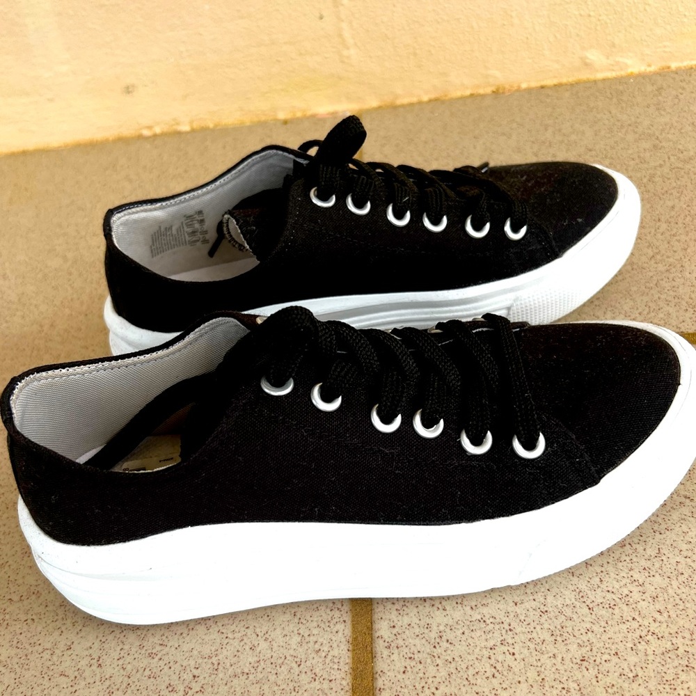 Airwalk black & white platform sneakers size 8